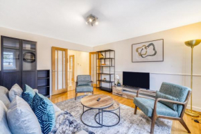 Executive 4 Bedroom Town House in Canada Water FREE WIFI & PARKING by City Stay Aparts London